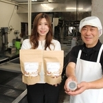 「豆腐屋の娘が造るシリーズ」を手がける津田弥里さん（左）と父で津田豆腐店店主の隼人さん＝市川町沢