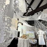 白を基調にしたリネンやレースの作品が飾られた展示会場＝ゆう風舎