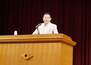 長年の駅伝指導歴を踏まえ、生きがいについて語る新雅弘さん＝上郡町上郡、生涯学習支援センター
