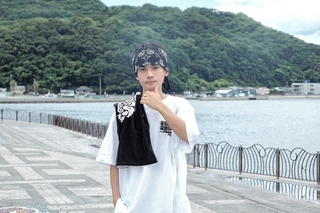 Ｔａｔｓｕｙａ　ａｋａ　Ｙｏｕｚさん。会場となる相生湾沿いに立つ（提供）