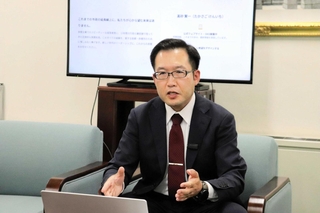 市長選への立候補を表明する高砂賢一氏＝赤穂市内