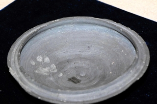 小動物の足跡が付いた古墳時代の須恵器＝姫路市四郷町坂元、姫路市埋蔵文化財センター
