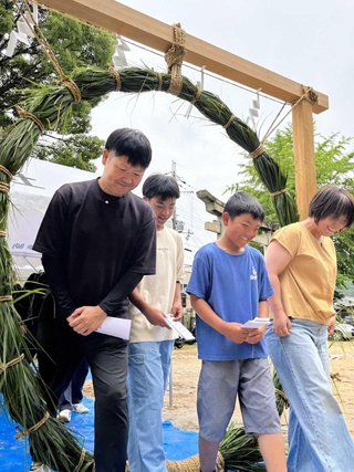 幸せな暮らしを祈願して茅の輪をくぐる参拝者ら＝相生天満神社