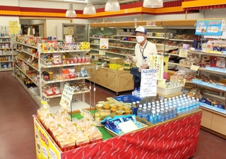 食品や日用品が並ぶ「村営ふれあいマーケット」長谷店＝神河町長谷