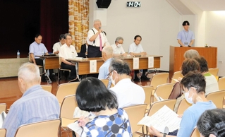 指定管理者制度への移行に伴い、赤穂市民病院の新たな診療体制などを説明した住民向けの会合＝同市加里屋中洲
