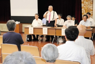 赤穂市民病院の診療体制などについて発言する「伯鳳会」の古城資久理事長（中央）＝赤穂市加里屋中洲