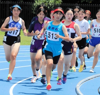 陸上女子共通１５００メートル決勝で懸命にゴールを目指す選手ら＝丸尾建築総合公園陸上競技場