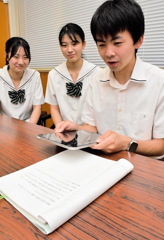乗車マナーを呼びかける啓発文を録音する龍野北高校の生徒会役員たち＝たつの市新宮町芝田