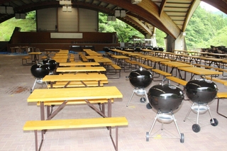 机やバーベキューグリルが新しくなったバーベキュー場＝神河町根宇野