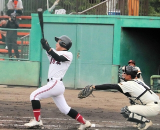 軟式野球決勝で１回裏に先制の適時二塁打を放つ龍野東・新宮の本窪田駿主将＝赤穂トラストホープ球場