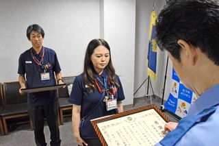 特殊詐欺を未然に防いだとして、署長感謝状を贈呈された（左から）太子郵便局の阿山晴彦さんと木村美由紀さん＝たつの署