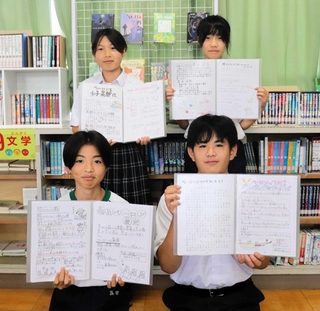 ペーロンについて調べた成果を解説ファイルにまとめた生徒ら＝双葉中学校