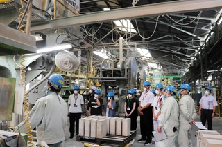 高校生らが参加した工場見学バスツアー。耐火れんがの製造工程などの説明を受けた＝赤穂市鷆和、ロザイ工業赤穂工場