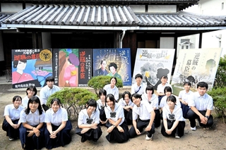 来年の大河ドラマ「逆賊の幕臣」をＰＲする看板。右の３枚は龍野北高校、左の２枚は龍野高校の生徒が手がけた＝姫路市林田町林田