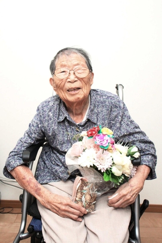 「いらん欲は出さんこと」と長生きの秘訣を語る長澤しづ子さん＝福崎町東田原