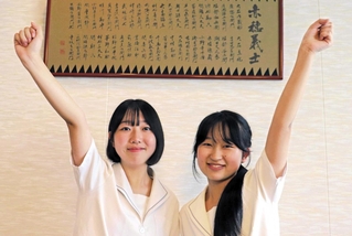 海外への短期留学を控え抱負を語る馬場未宙さん（右）と鈴木理桜さん＝赤穂市役所