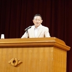 長年の駅伝指導歴を踏まえ、生きがいについて語る新雅弘さん＝上郡町上郡、生涯学習支援センター