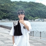 Ｔａｔｓｕｙａ　ａｋａ　Ｙｏｕｚさん。会場となる相生湾沿いに立つ（提供）