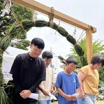 幸せな暮らしを祈願して茅の輪をくぐる参拝者ら＝相生天満神社