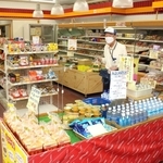 食品や日用品が並ぶ「村営ふれあいマーケット」長谷店＝神河町長谷