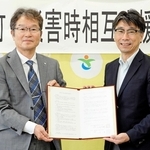 協定を結んだ大阪府田尻町の山本一男町長（左）と、佐用町の江見秀樹町長＝同町役場