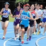 陸上女子共通１５００メートル決勝で懸命にゴールを目指す選手ら＝丸尾建築総合公園陸上競技場