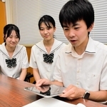 乗車マナーを呼びかける啓発文を録音する龍野北高校の生徒会役員たち＝たつの市新宮町芝田