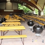 机やバーベキューグリルが新しくなったバーベキュー場＝神河町根宇野