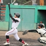 軟式野球決勝で１回裏に先制の適時二塁打を放つ龍野東・新宮の本窪田駿主将＝赤穂トラストホープ球場