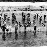 アユつかみ大会＝１９７９年撮影（上郡町郷土資料館提供）