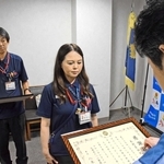 特殊詐欺を未然に防いだとして、署長感謝状を贈呈された（左から）太子郵便局の阿山晴彦さんと木村美由紀さん＝たつの署