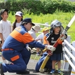 消防体験プログラムで放水を体験する子どもたち＝神河町南小田