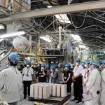 高校生らが参加した工場見学バスツアー。耐火れんがの製造工程などの説明を受けた＝赤穂市鷆和、ロザイ工業赤穂工場