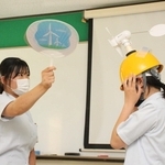 うちわでミニ風車に風を送り、風力発電の仕組みを学ぶ生徒＝神河町福本、神崎高校