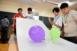 ＣＤと風船を使い、ホーバークラフトの原理を学ぶ児童ら＝たつの市龍野町日山、龍野高校