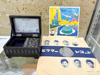 造船所で愛唱された歌のレコードやオルゴール＝相生市立歴史民俗資料館
