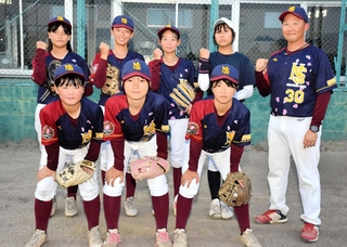 ４月に発足した中学女子軟式野球チーム「なでしこサンズ」のメンバーら＝たつの市龍野町富永