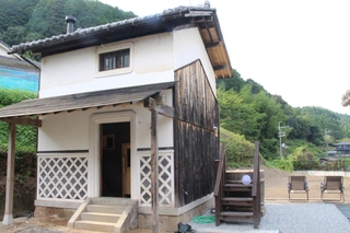 サウナの外観。改装前の蔵の面影が残る＝市川町下瀬加