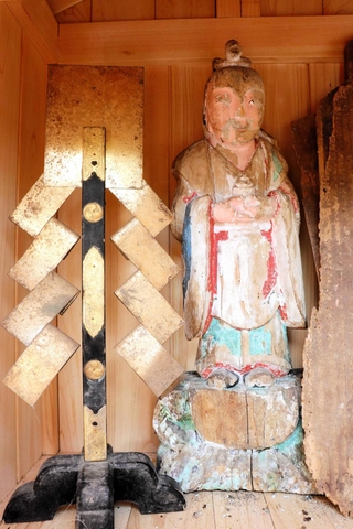 鳳宮池を見守る水神の祠。今も住民らが豊作を祈る＝上郡町八保丙
