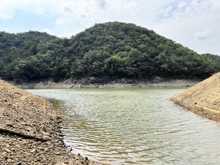 農業に恵みをもたらす鳳宮池。周囲の急斜面や断崖が工事の苦労をしのばせる＝上郡町八保丙