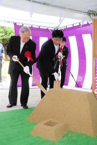 地鎮祭で神事に臨む（左から）谷口芳紀・相生市長と下田守彦・大栄環境社長＝相生市相生