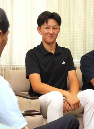 全国出場に向けた意気込みを話す木村斗茉さん＝市川町役場