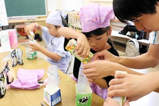 非常食の調理体験では、牛乳パックとビニール袋を使ってゼリーを作った＝上郡町社会福祉協議会