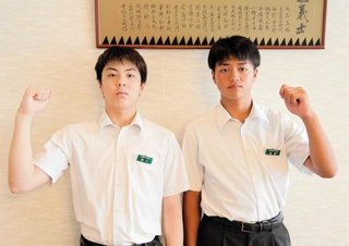 全国大会に挑む赤穂西中学校３年の由居瑛汰さん（右）と東口央さん＝赤穂市役所