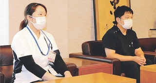 熊本地震の被災地での活動を報告する赤穂市民病院救急科部長の坂田寛之さん（右）と看護師の吉永裕加さん＝赤穂市役所