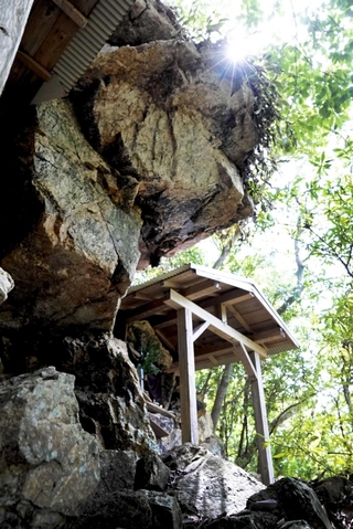 鬼が口を開けたようにも見える巨岩「鬼面さま」＝宍粟市山崎町市場