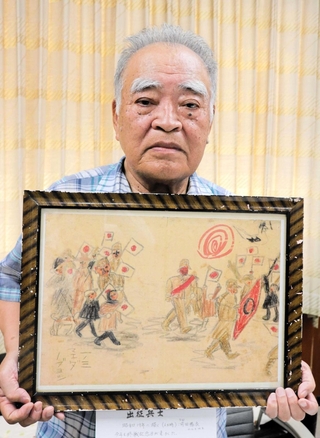 戦地に向かう兵士の絵を、平和を願って出展した前田暢良さん＝ＪＡ兵庫西矢野支店