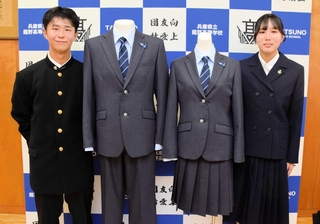 スクールカラーの「群青」を意識した新しい制服。生徒が着用しているのは現行の制服＝たつの市龍野町日山