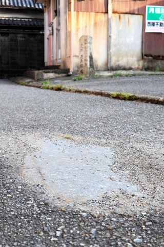 路面からひっそりと顔をのぞかせる「長太郎石」＝姫路市網干区垣内本町