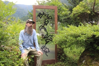 ガラス扉に植物を描き、緑豊かな地域との調和を楽しむダニエル・イネスさん＝神河町長谷